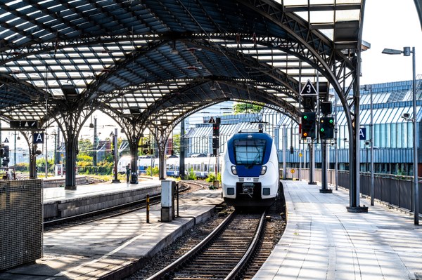 Detrás de los trenes: el latido invisible de Adder KVM